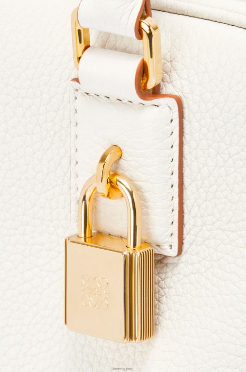 Loewe квадратна чанта Amazona 19 от мека зърнеста телешка кожа F84B8152 Жени меко бяло