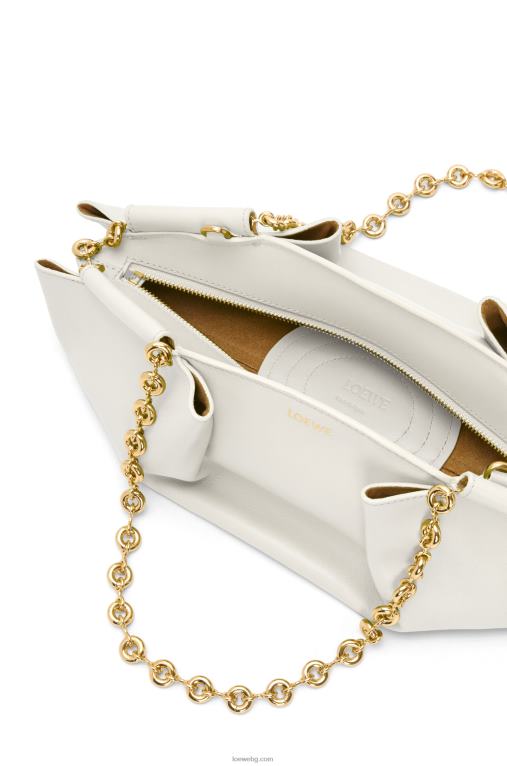 Loewe малка пасео чанта от лъскава телешка кожа напа с верижка F84B8404 Жени меко бяло