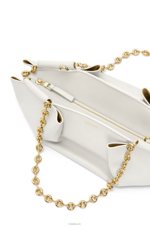 Loewe малка пасео чанта от лъскава телешка кожа напа с верижка F84B8404 Жени меко бяло