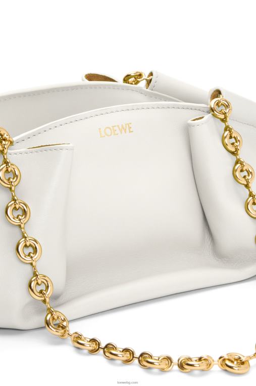 Loewe малка пасео чанта от лъскава телешка кожа напа с верижка F84B8404 Жени меко бяло