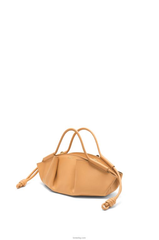 Loewe малка пасео чанта от лъскава телешка кожа напа F84B8418 Жени топла пустиня