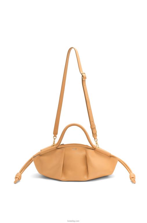 Loewe малка пасео чанта от лъскава телешка кожа напа F84B8418 Жени топла пустиня