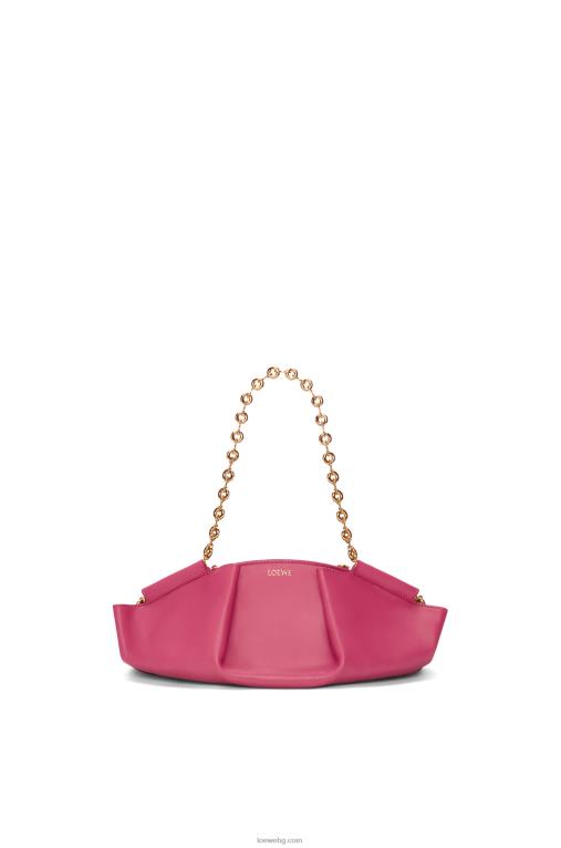 Loewe малка пасео чанта от лъскава телешка кожа напа с верижка F84B8420 Жени магента
