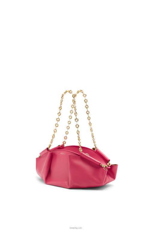 Loewe малка пасео чанта от лъскава телешка кожа напа с верижка F84B8420 Жени магента