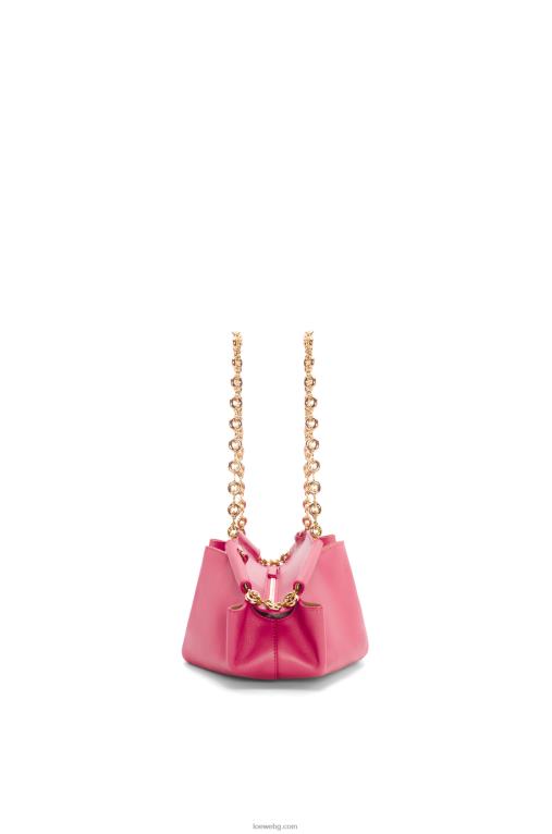 Loewe малка пасео чанта от лъскава телешка кожа напа с верижка F84B8420 Жени магента
