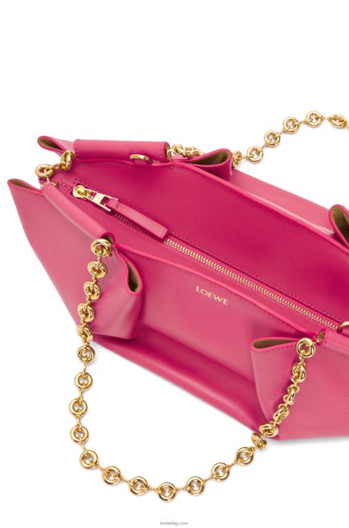 Loewe малка пасео чанта от лъскава телешка кожа напа с верижка F84B8420 Жени магента
