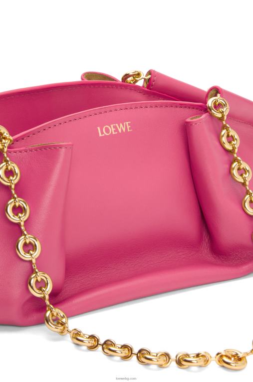 Loewe малка пасео чанта от лъскава телешка кожа напа с верижка F84B8420 Жени магента