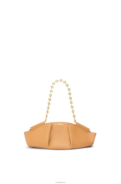 Loewe малка пасео чанта от лъскава телешка кожа напа с верижка F84B8421 Жени топла пустиня
