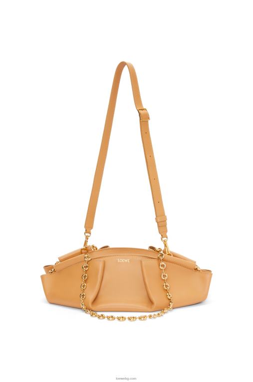 Loewe малка пасео чанта от лъскава телешка кожа напа с верижка F84B8421 Жени топла пустиня