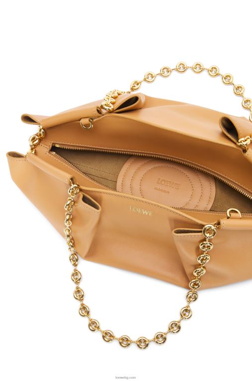 Loewe малка пасео чанта от лъскава телешка кожа напа с верижка F84B8421 Жени топла пустиня