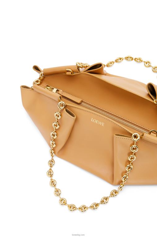 Loewe малка пасео чанта от лъскава телешка кожа напа с верижка F84B8421 Жени топла пустиня