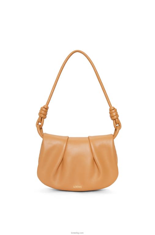 Loewe чанта paseo от лъскава телешка кожа от напа F84B8334 Жени топла пустиня