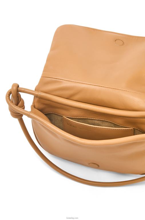 Loewe чанта paseo от лъскава телешка кожа от напа F84B8334 Жени топла пустиня