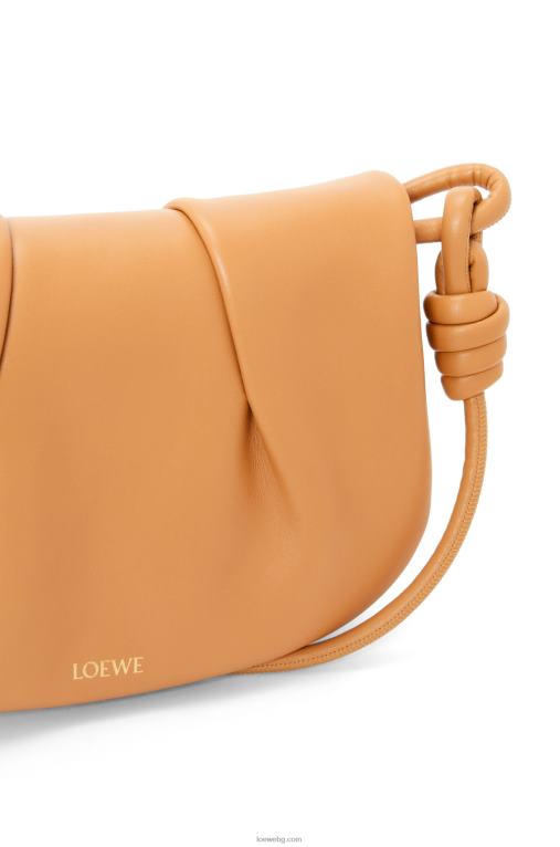 Loewe чанта paseo от лъскава телешка кожа от напа F84B8334 Жени топла пустиня