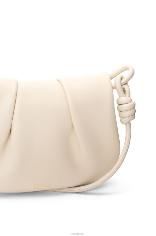 Loewe чанта paseo от лъскава телешка кожа от напа F84B8336 Жени ангора