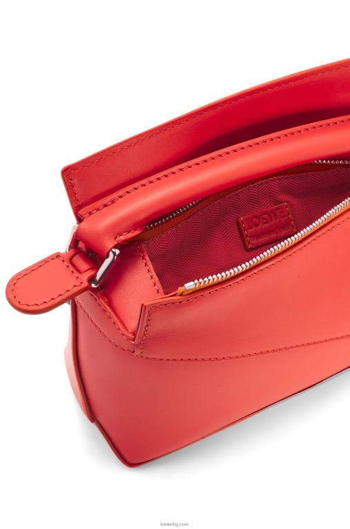Loewe мини чанта за пъзел от сатенирана телешка кожа F84B8213 Жени червен