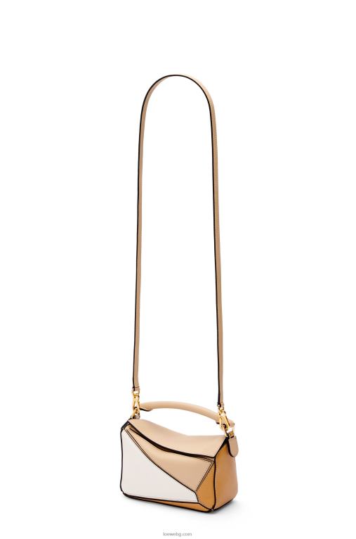 Loewe мини чанта за пъзел от класическа телешка кожа F84B8233 Жени прашно бежово/меко бяло