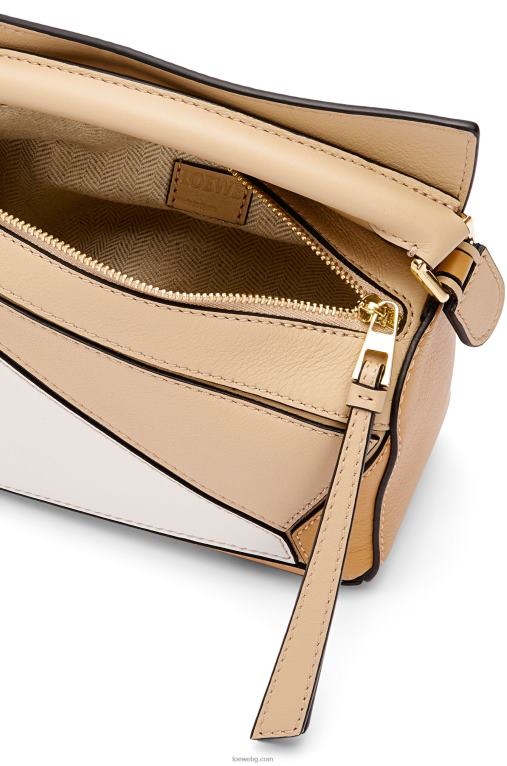 Loewe мини чанта за пъзел от класическа телешка кожа F84B8233 Жени прашно бежово/меко бяло