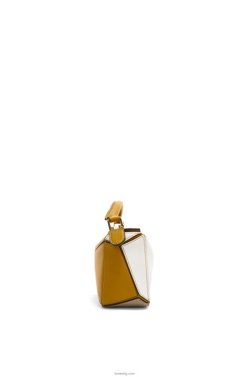 Loewe мини чанта за пъзел от класическа телешка кожа F84B8277 Жени охра/меко бяло