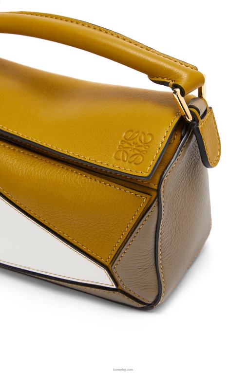 Loewe мини чанта за пъзел от класическа телешка кожа F84B8277 Жени охра/меко бяло
