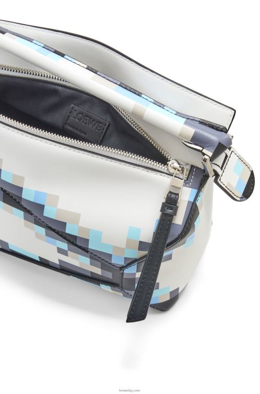Loewe малка пикселизирана чанта от сатенирана телешка кожа F84B8395 Жени бяло