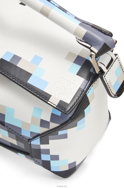 Loewe малка пикселизирана чанта от сатенирана телешка кожа F84B8395 Жени бяло