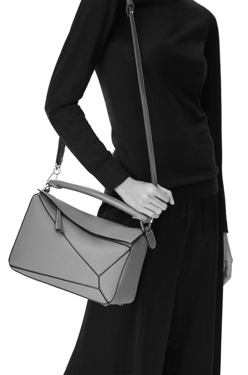 Loewe чанта за пъзел от мека зърнеста телешка кожа F84B8409 Жени пясък