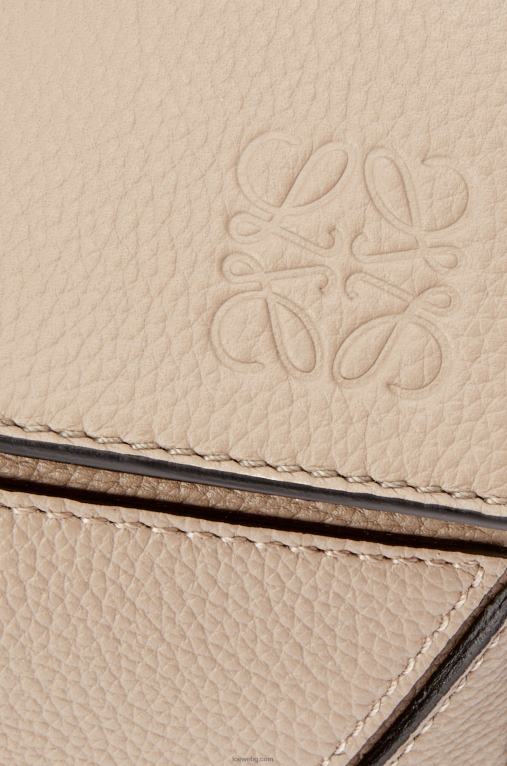 Loewe чанта за пъзел от мека зърнеста телешка кожа F84B8409 Жени пясък