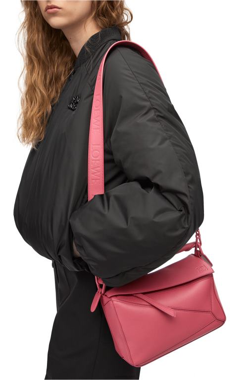 Loewe малка чанта за пъзел от сатенена телешка кожа F84B8490 Жени роза