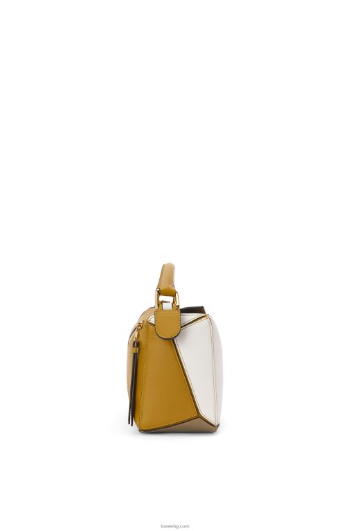 Loewe малка чанта за пъзел от класическа телешка кожа F84B8497 Жени охра/меко бяло