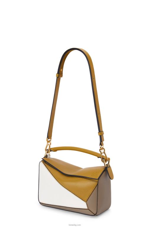 Loewe малка чанта за пъзел от класическа телешка кожа F84B8497 Жени охра/меко бяло