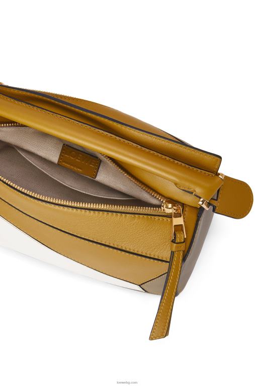 Loewe малка чанта за пъзел от класическа телешка кожа F84B8497 Жени охра/меко бяло