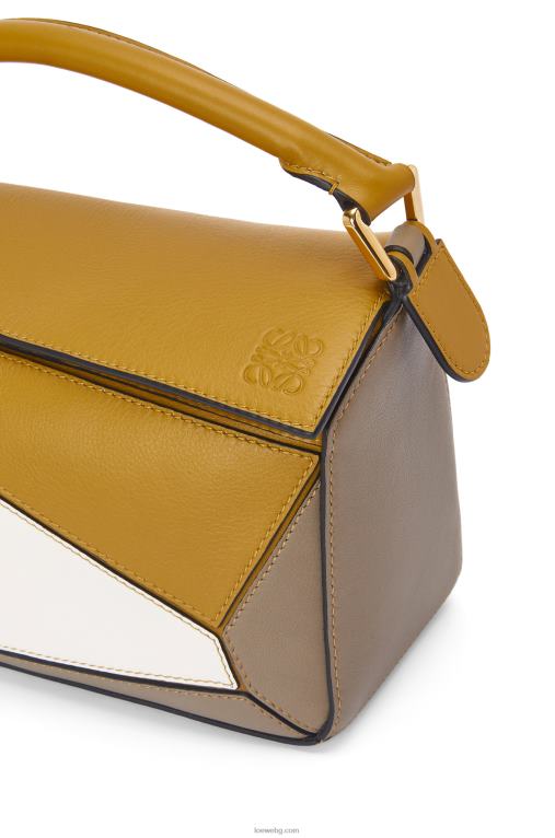 Loewe малка чанта за пъзел от класическа телешка кожа F84B8497 Жени охра/меко бяло
