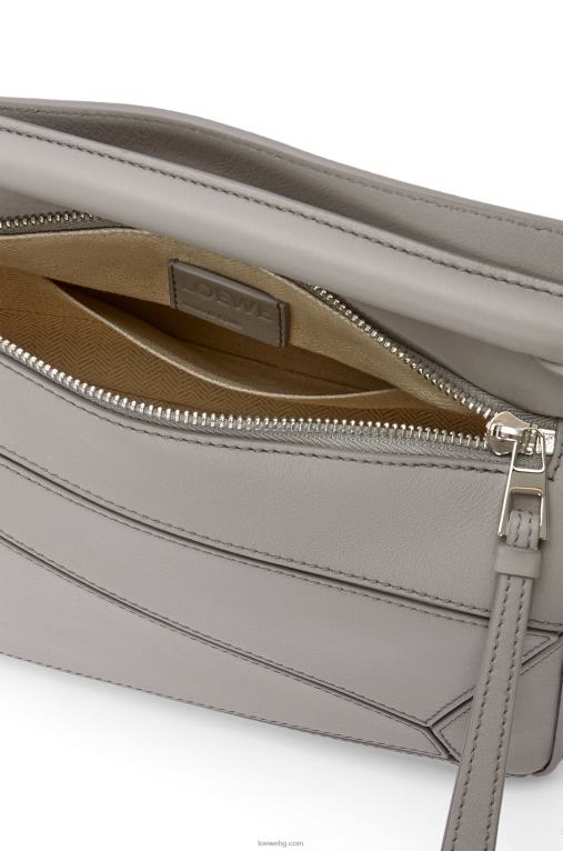 Loewe малка чанта за пъзел от класическа телешка кожа F84B8537 Жени перлено сиво