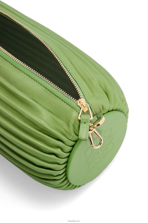 Loewe торбичка за гривна от плисирана напа F84B8399 Жени пролетно зелено
