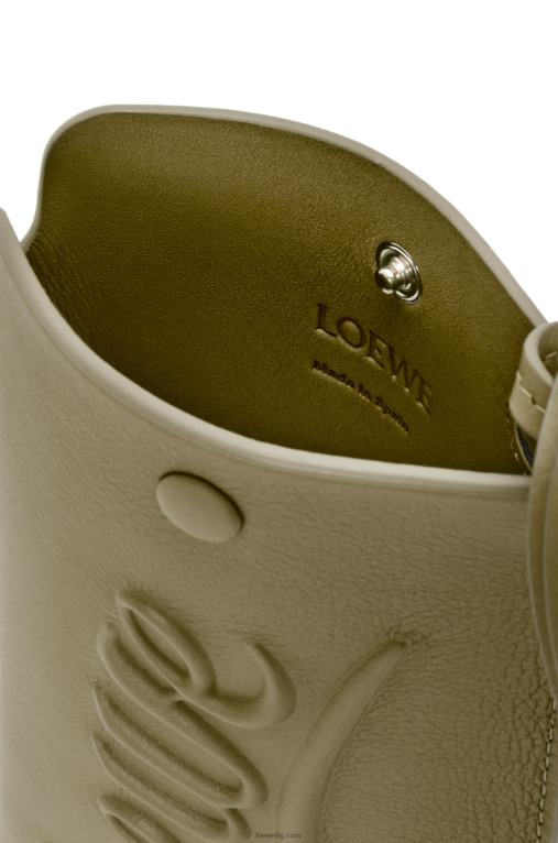 Loewe чанта с примки от класическа телешка кожа F84B8595 Жени маслина