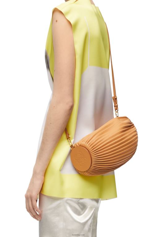 Loewe торбичка за гривна от плисирана напа F84B8627 Жени топла пустиня