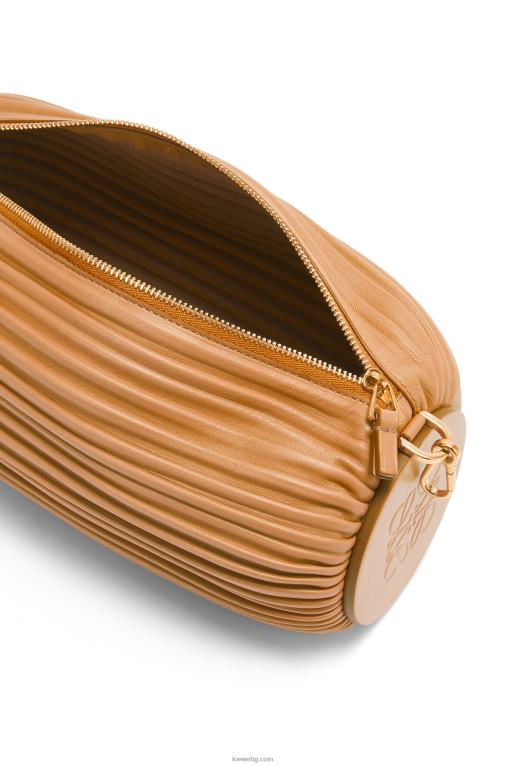 Loewe торбичка за гривна от плисирана напа F84B8627 Жени топла пустиня