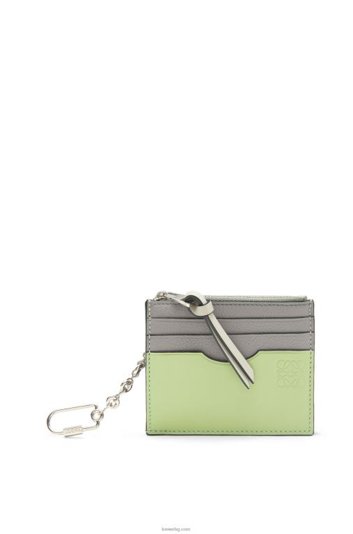 Loewe квадратен картодържател от мека зърнеста телешка кожа с верижка F84B81366 Жени перлено сиво/светло бледозелено