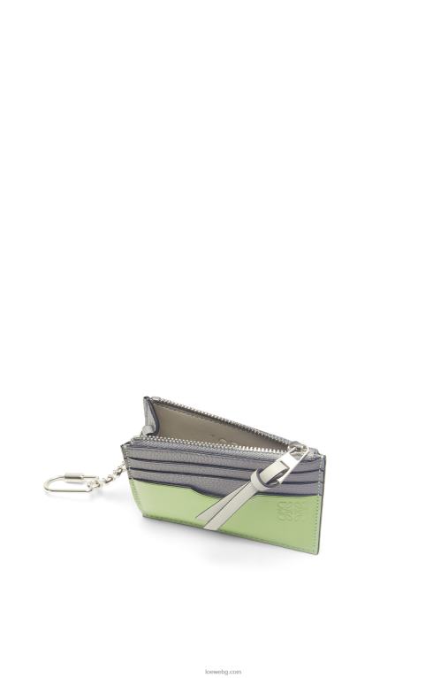 Loewe квадратен картодържател от мека зърнеста телешка кожа с верижка F84B81366 Жени перлено сиво/светло бледозелено