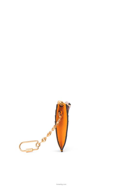 Loewe квадратен картодържател от мека зърнеста телешка кожа с верижка F84B81380 Жени мандаринов/коралов риф