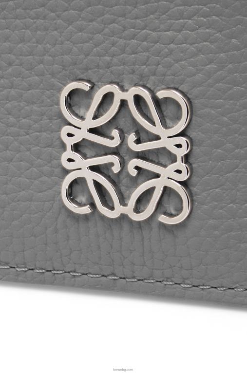 Loewe анаграмен квадратен картодържач от телешка кожа с камъчета и верижка F84B81384 Жени асфалтово сиво