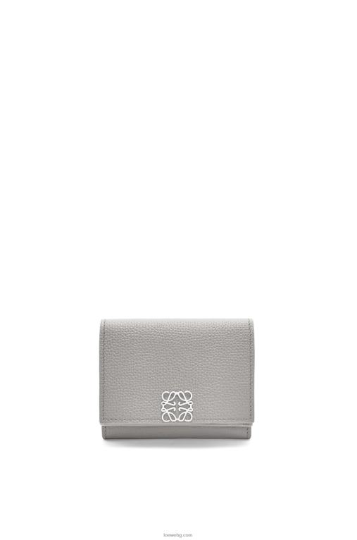 Loewe анаграм троен портфейл от зърнеста телешка кожа F84B81206 Жени перлено сиво