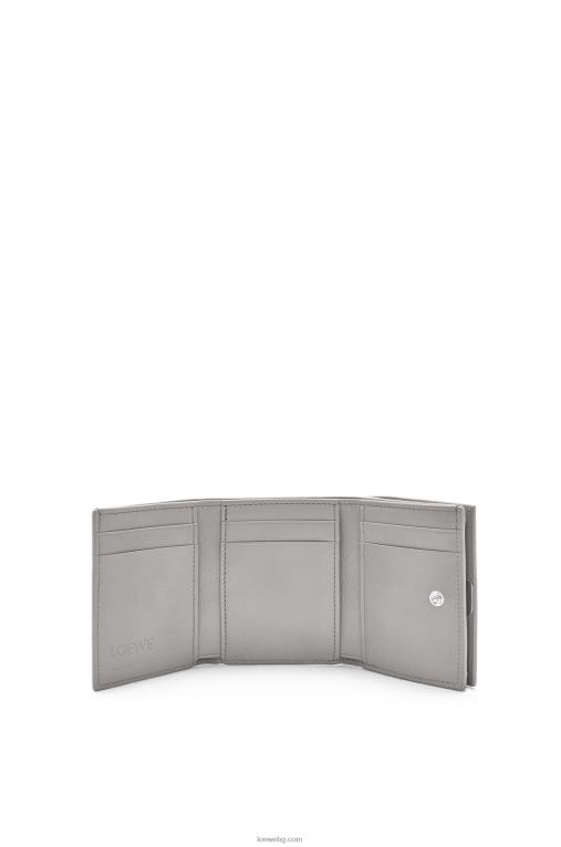 Loewe анаграм троен портфейл от зърнеста телешка кожа F84B81206 Жени перлено сиво