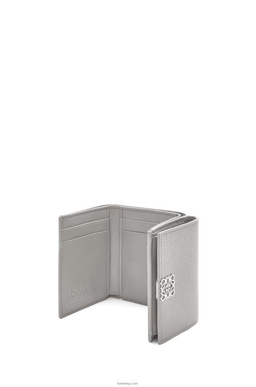 Loewe анаграм троен портфейл от зърнеста телешка кожа F84B81206 Жени перлено сиво
