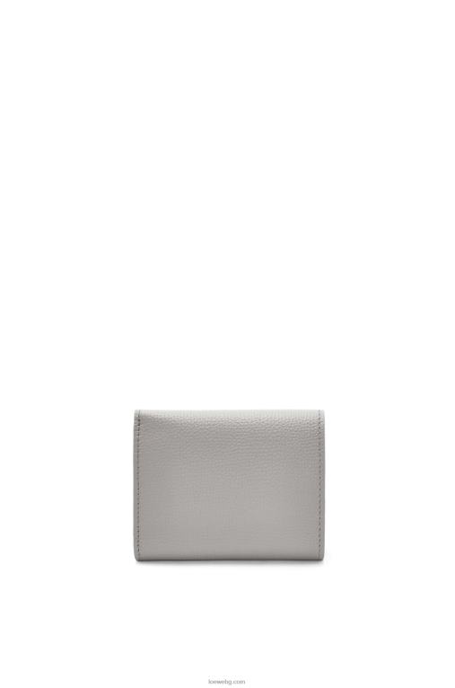 Loewe анаграм троен портфейл от зърнеста телешка кожа F84B81206 Жени перлено сиво