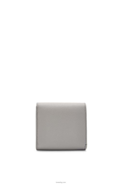 Loewe анаграм компактен портфейл с капак от телешка кожа с камъчета F84B81207 Жени перлено сиво