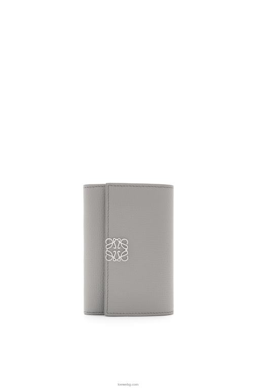 Loewe анаграм малък вертикален портфейл от зърнеста телешка кожа F84B81208 Жени перлено сиво