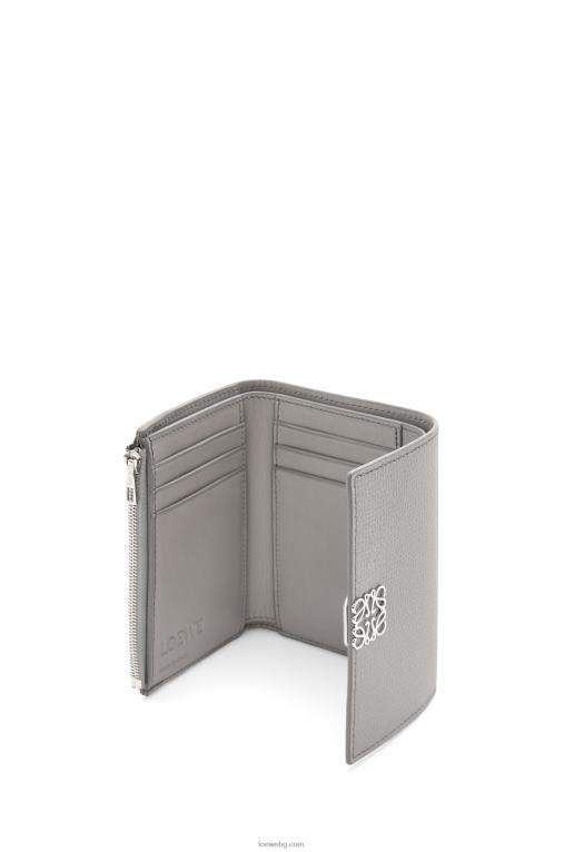Loewe анаграм малък вертикален портфейл от зърнеста телешка кожа F84B81208 Жени перлено сиво