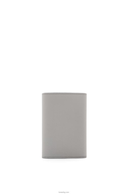 Loewe анаграм малък вертикален портфейл от зърнеста телешка кожа F84B81208 Жени перлено сиво